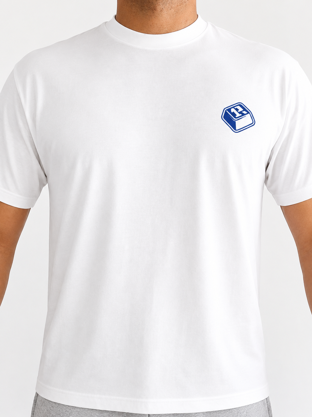 Logo Tee φορεμένο